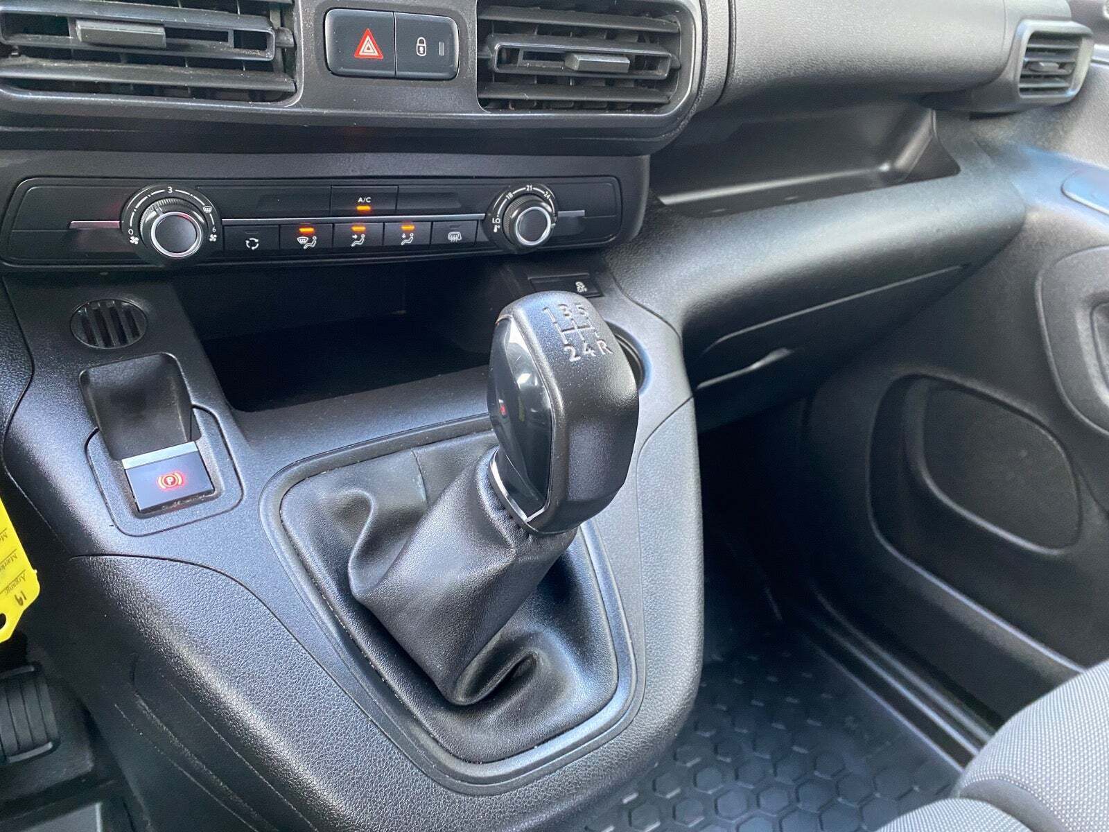 Hvid Peugeot Partner fra 2019