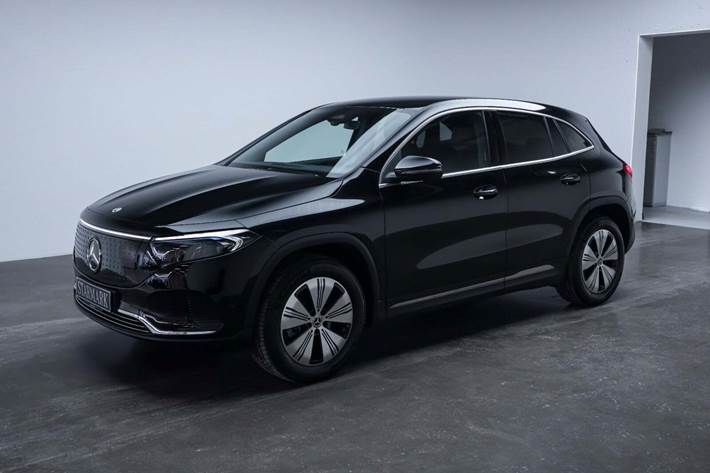 Sort Mercedes EQA350 fra 2024 set udefra