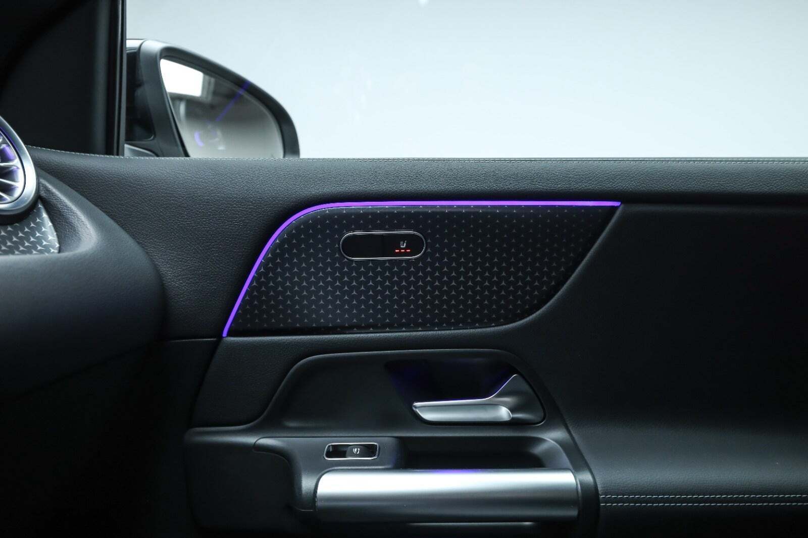 Sort Mercedes EQA350 fra 2024