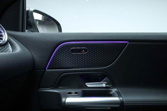 Sort Mercedes EQA350 fra 2024