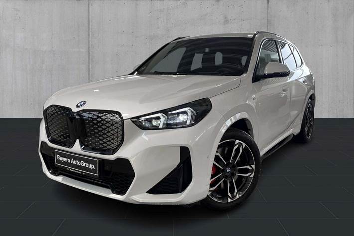 Hvid BMW iX1 fra 2025 set udefra