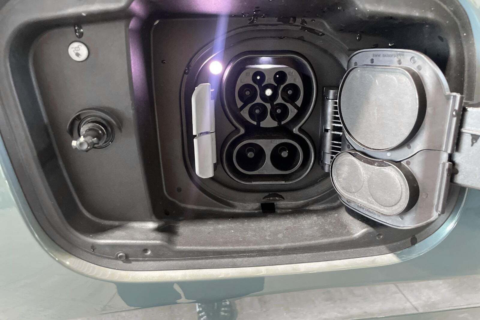 Grøn BMW iX1 fra 2025