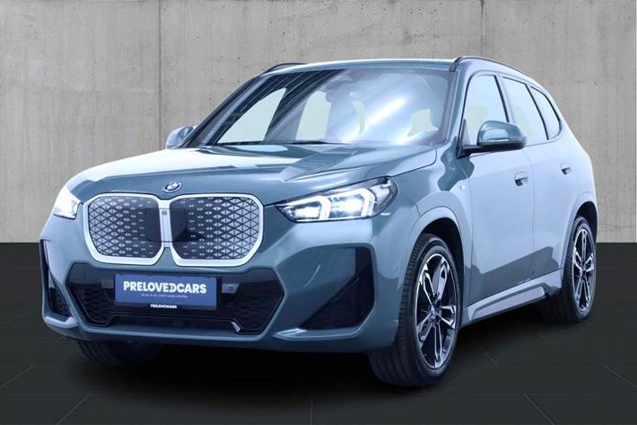 Grøn BMW iX1 fra 2025 set udefra