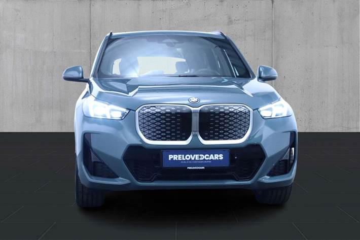 Grøn BMW iX1 fra 2025