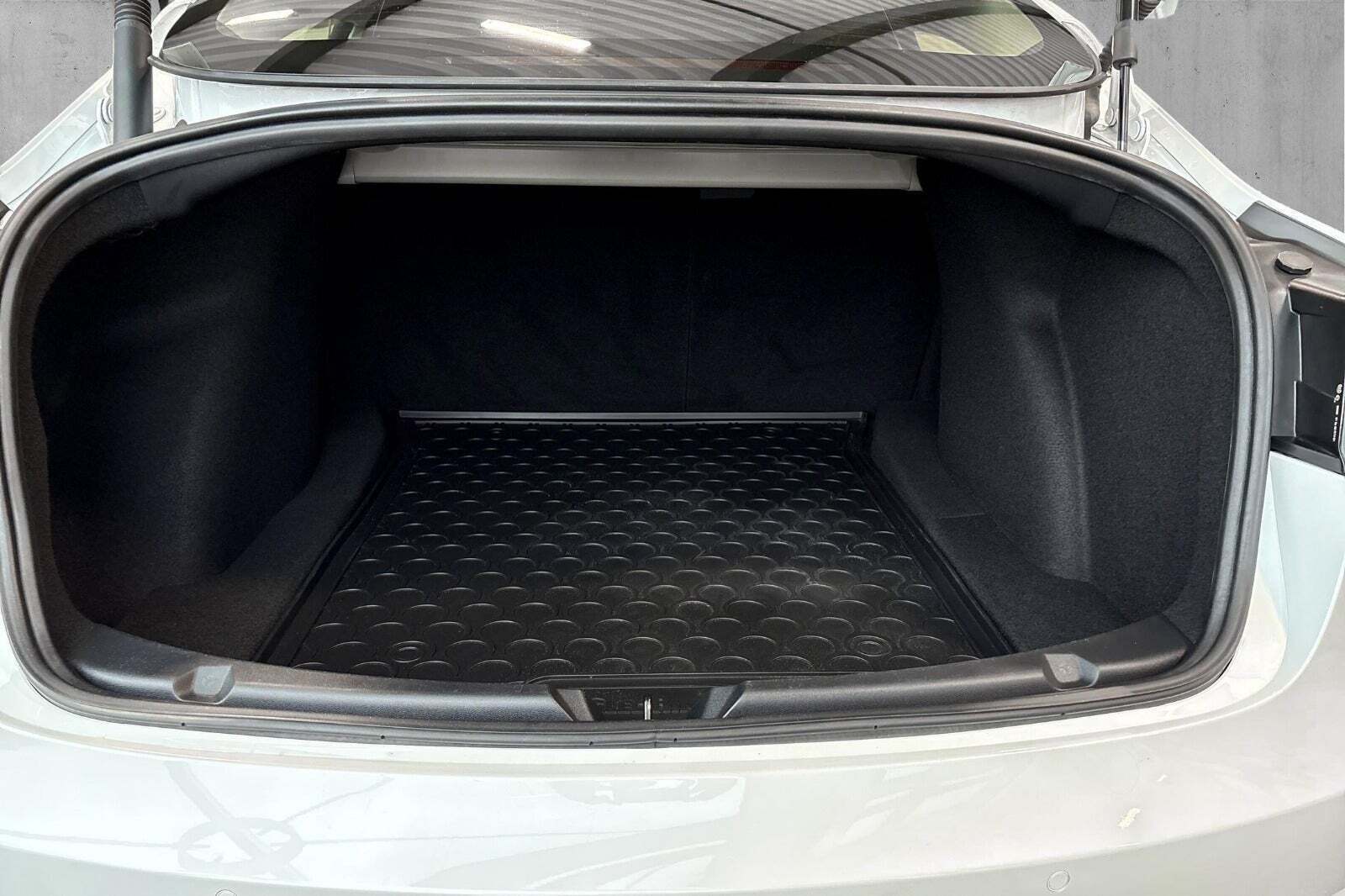 Hvid Tesla Model 3 fra 2022