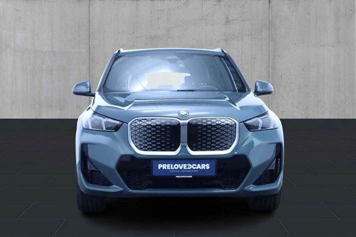 Grøn BMW iX1 fra 2025