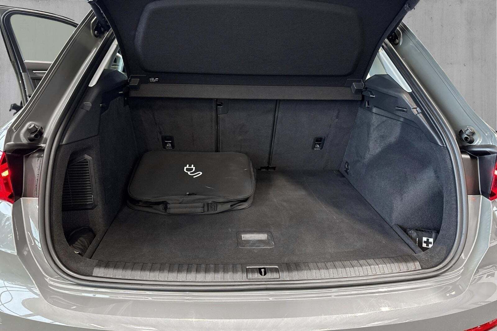 Grå Audi Q3 fra 2023