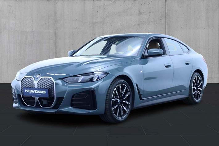 Grøn BMW i4 fra 2025 set udefra