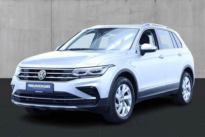 Sølv VW Tiguan fra 2022 set udefra