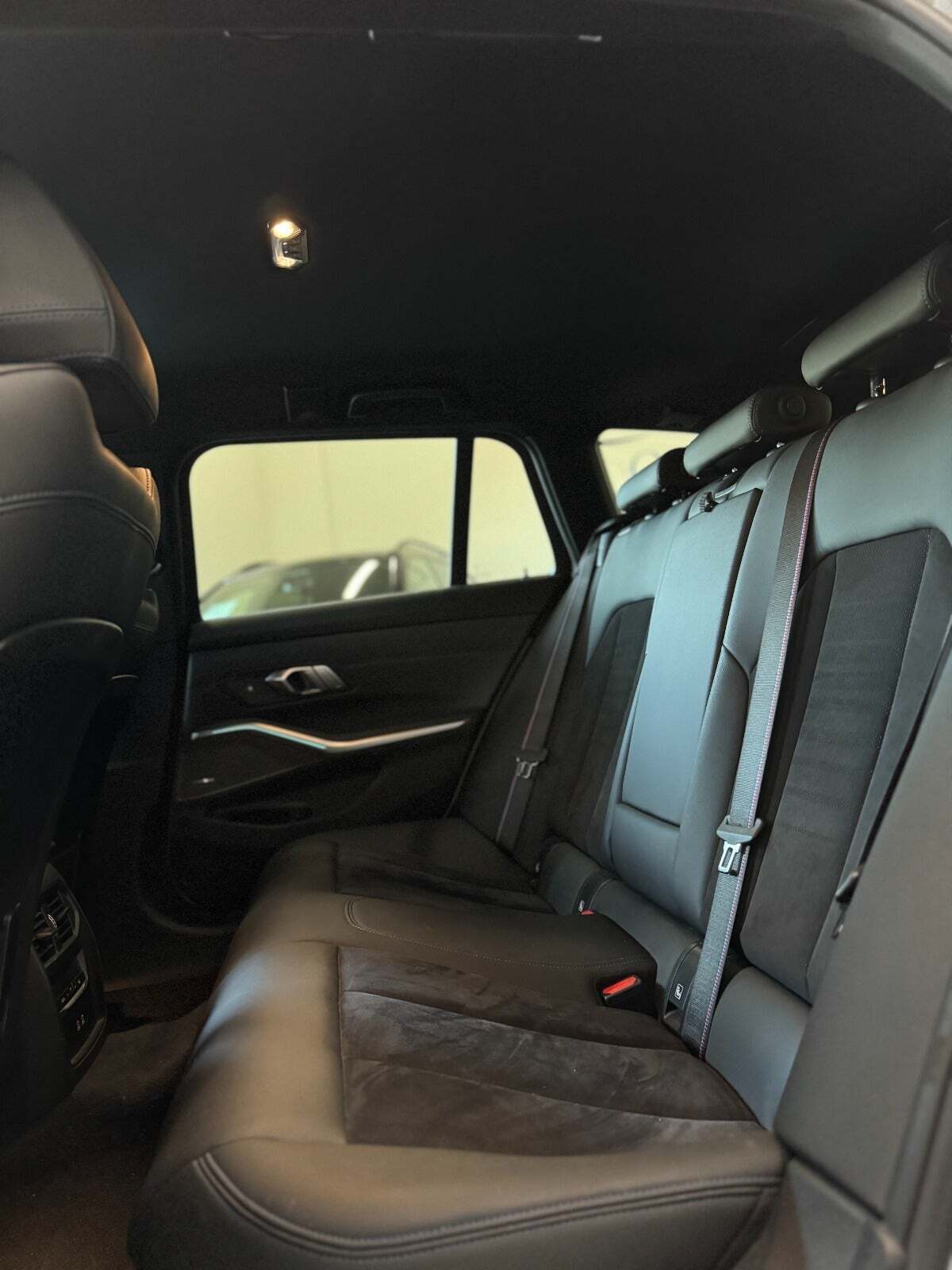 Grå BMW 330e fra 2022