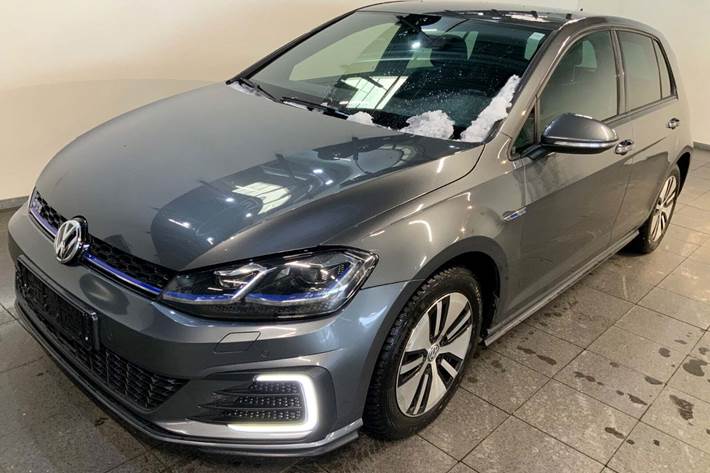 Grå VW Golf VII fra 2018 set udefra
