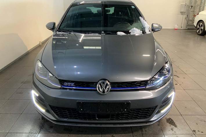 Grå VW Golf VII fra 2018