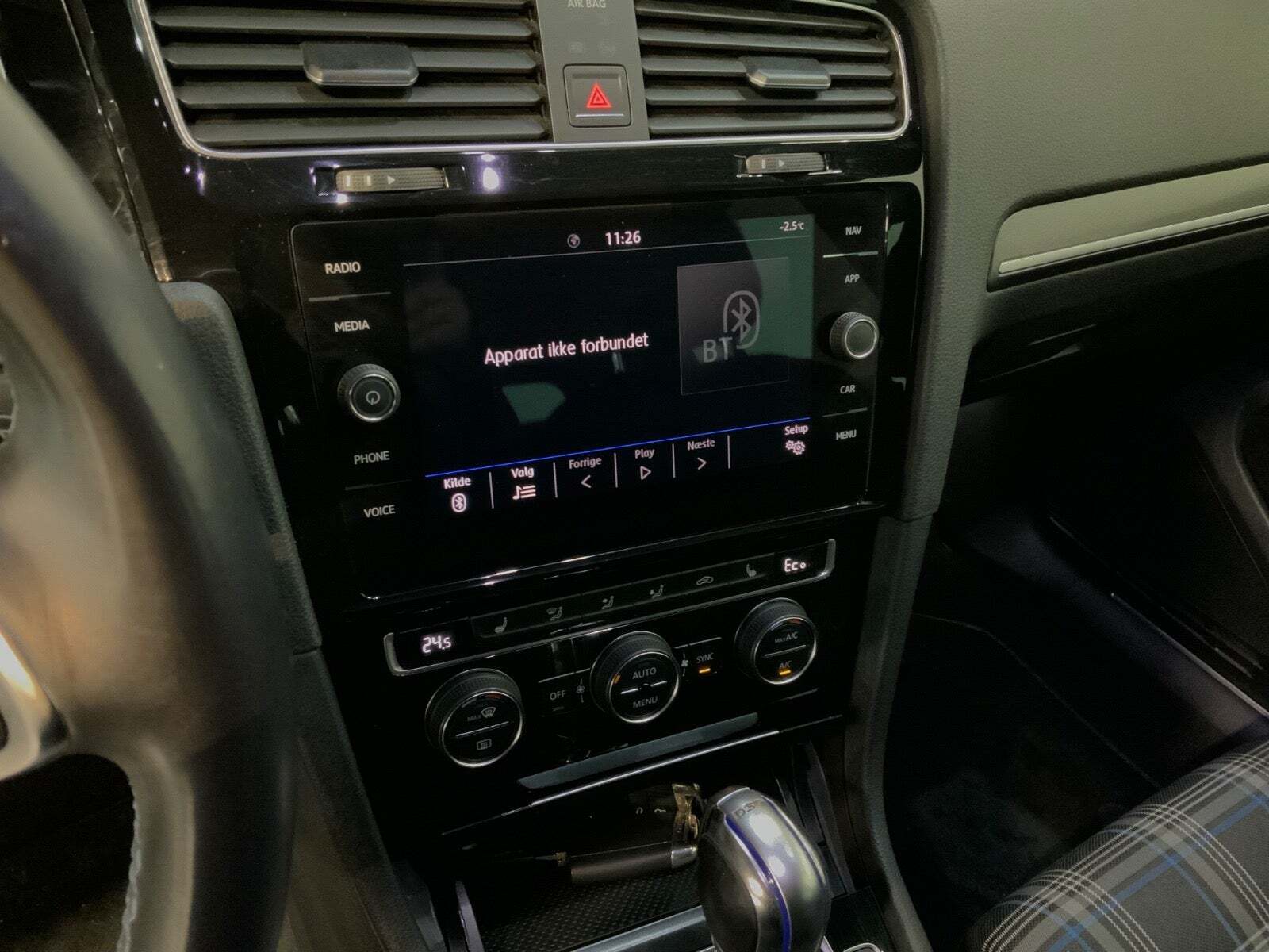 Grå VW Golf VII fra 2018