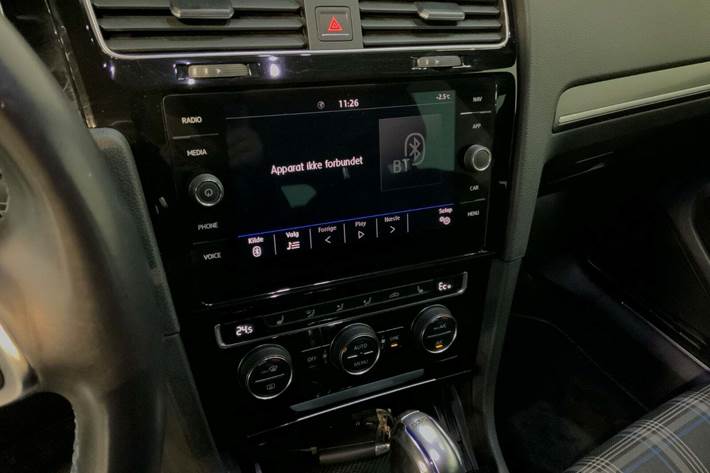 Grå VW Golf VII fra 2018