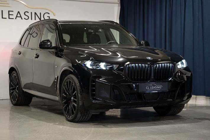 Sort BMW X5 fra 2023 set udefra