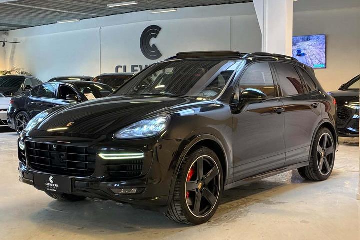 Sort Porsche Cayenne GTS fra 2016