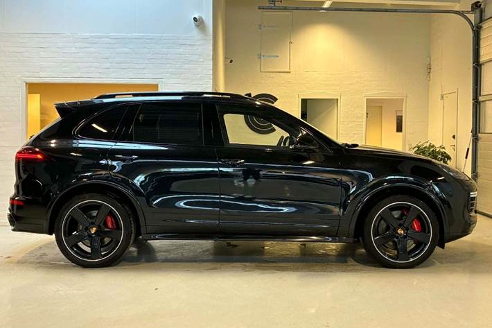 Sort Porsche Cayenne GTS fra 2016