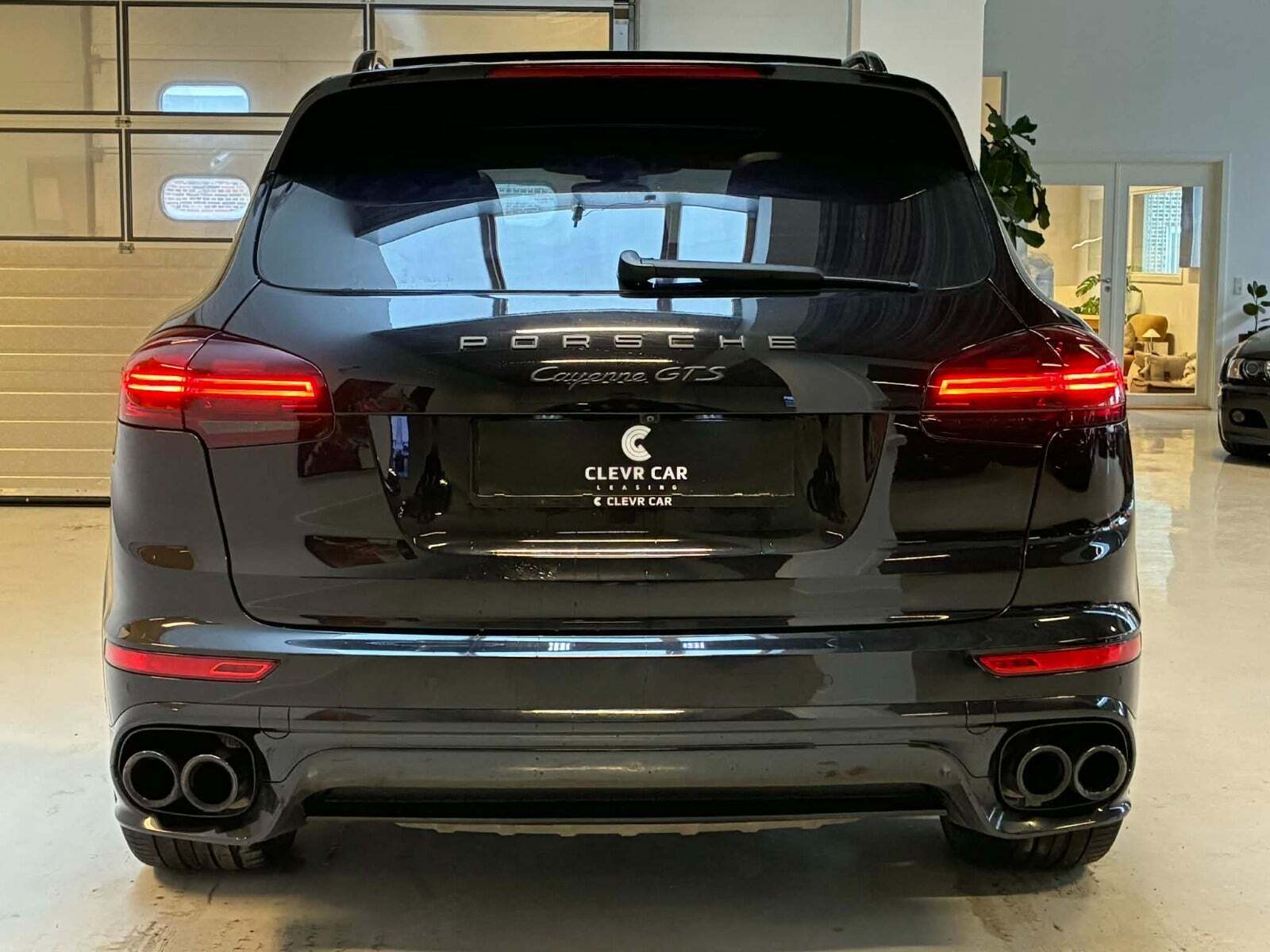 Sort Porsche Cayenne GTS fra 2016