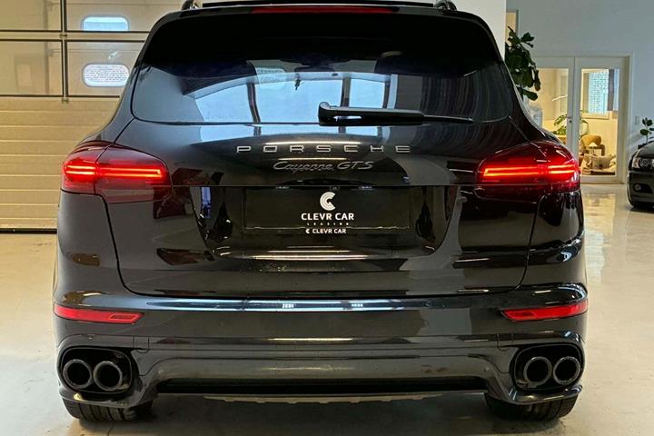 Sort Porsche Cayenne GTS fra 2016