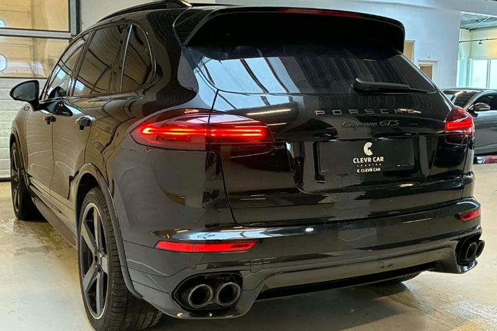 Sort Porsche Cayenne GTS fra 2016