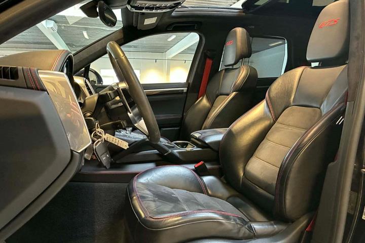 Sort Porsche Cayenne GTS fra 2016
