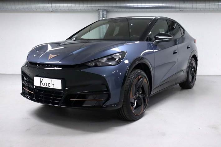 Blå Cupra Tavascan fra 2024 set udefra