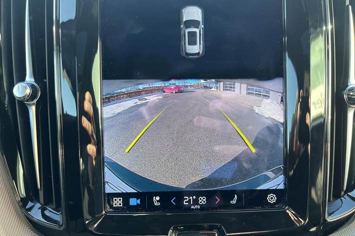 Grå Volvo XC60 fra 2023