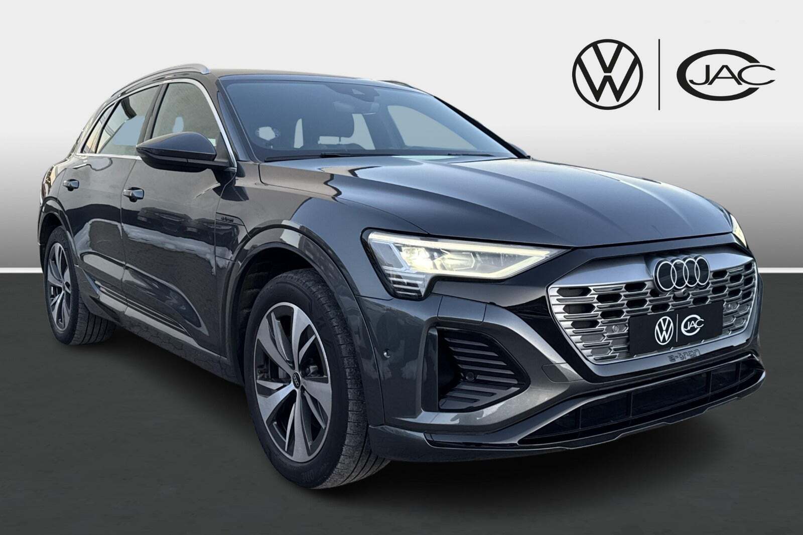Grå Audi Q8 e-tron fra 2024