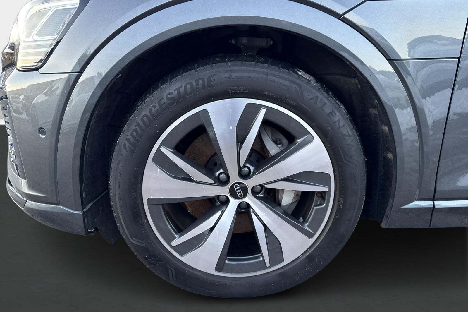 Grå Audi Q8 e-tron fra 2024