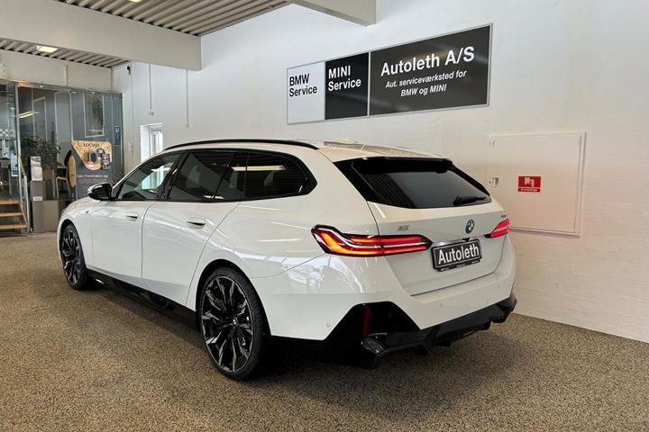 Hvid BMW i5 fra 2024