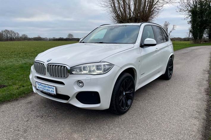 Hvid BMW X5 fra 2016 set udefra