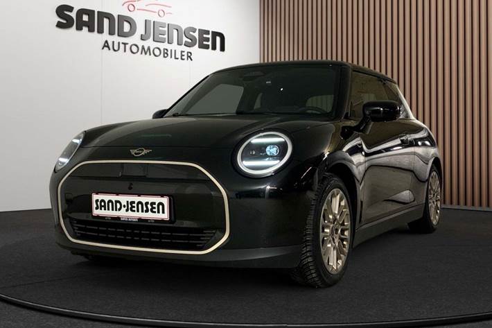 Sort Mini Cooper E fra 2025 set udefra
