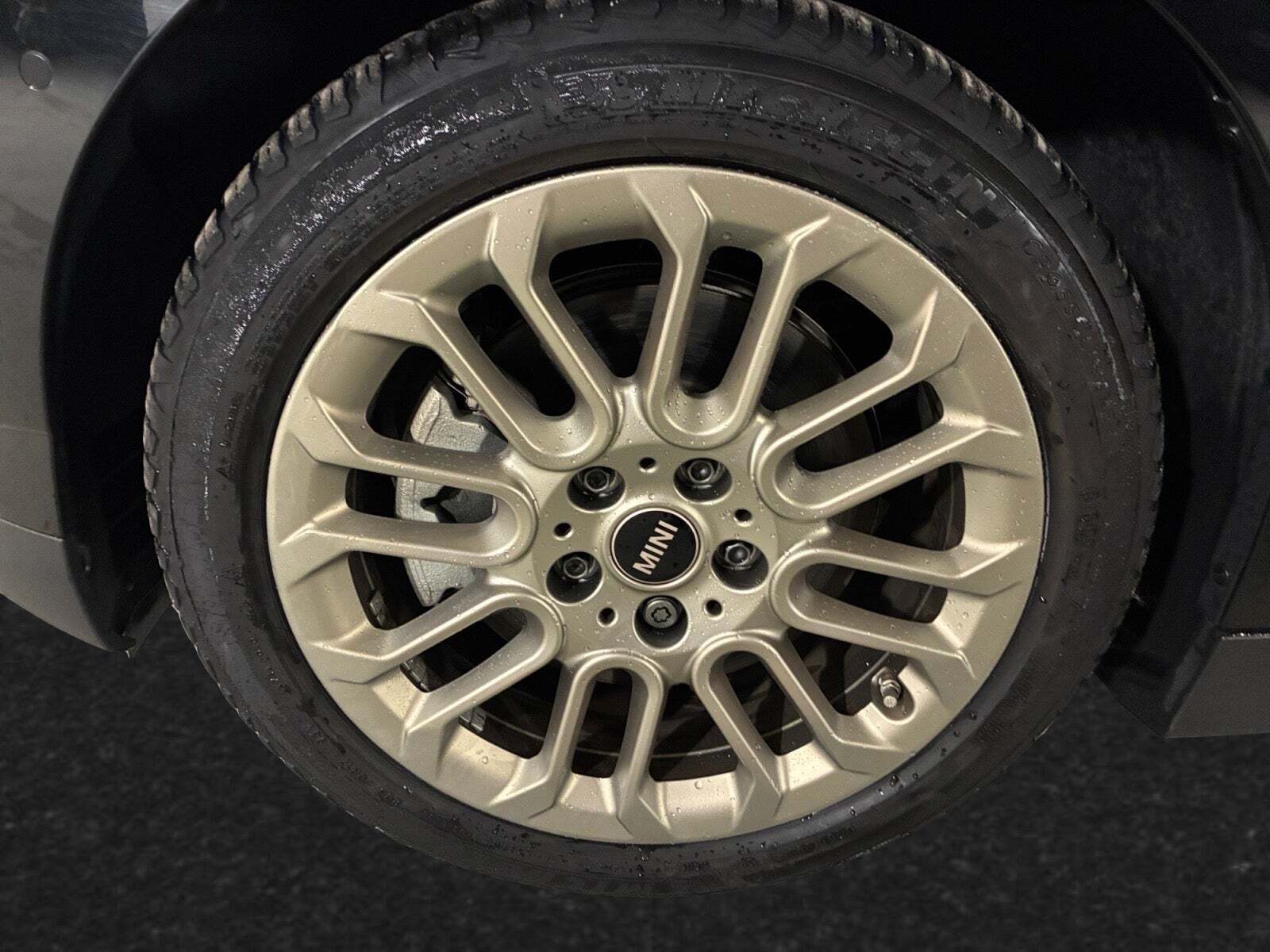 Sort Mini Cooper E fra 2025