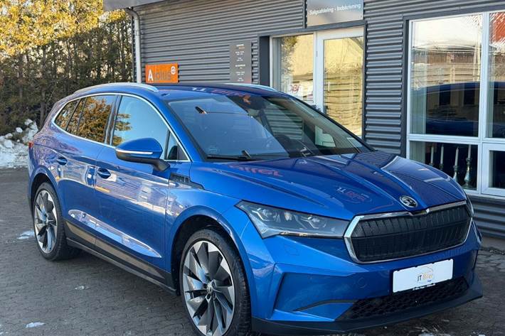Blå Skoda Enyaq fra 2021 set udefra