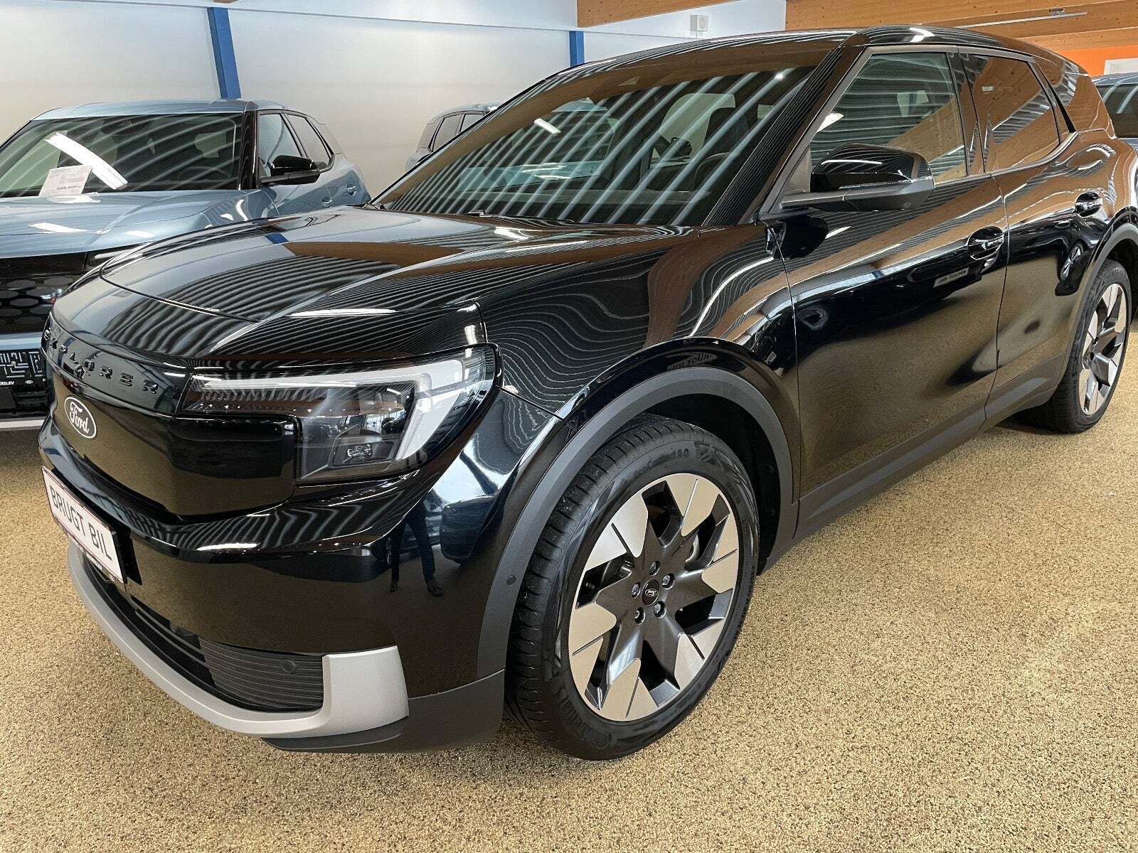 Ford Explorer 77 Premium Extended Range