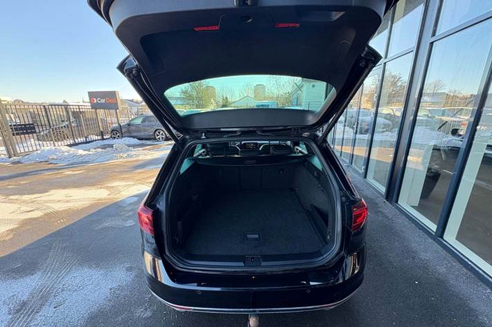 Sort VW Passat fra 2021