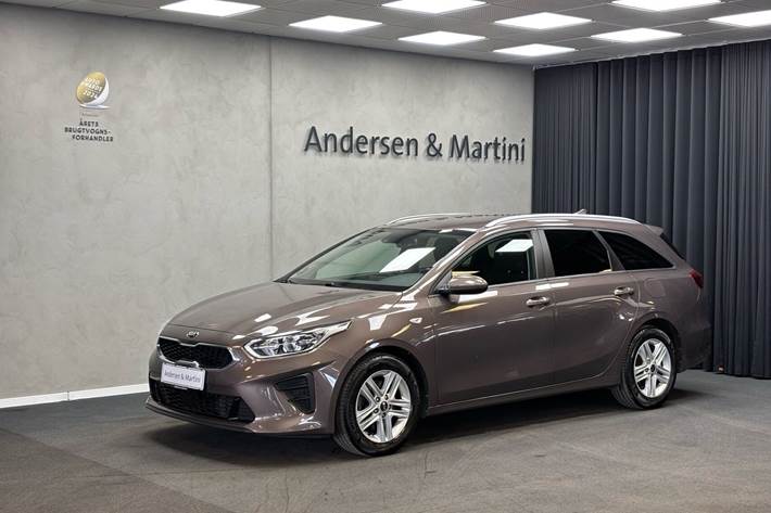 Brun Kia Ceed fra 2021 set udefra