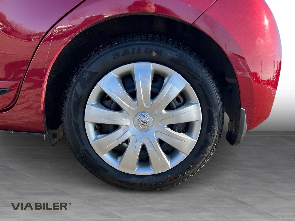 Rød Toyota Yaris fra 2017