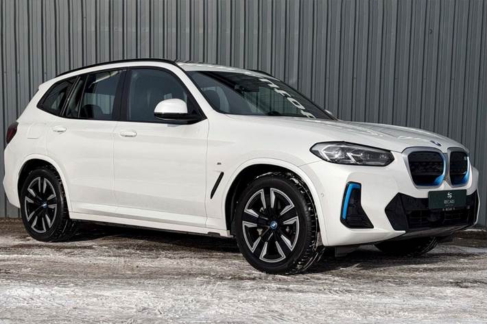 Hvid BMW iX3 fra 2022 set udefra