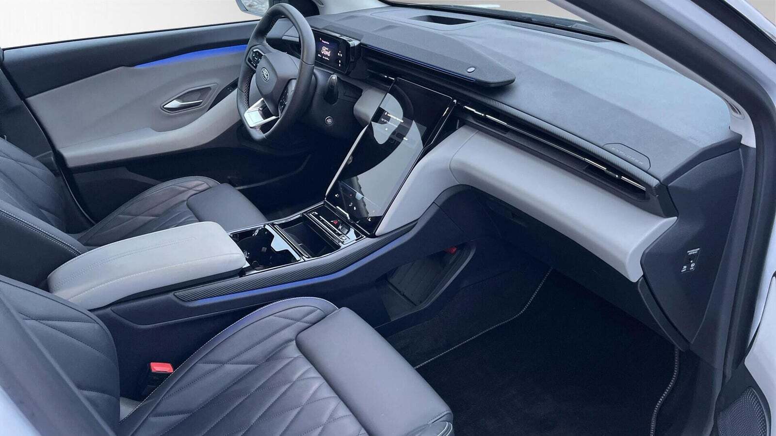 Hvid Ford Explorer fra 2025