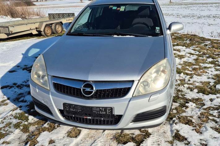 Sølv Opel Vectra fra 2007 set udefra