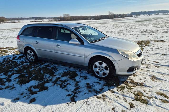 Sølv Opel Vectra fra 2007 set udefra