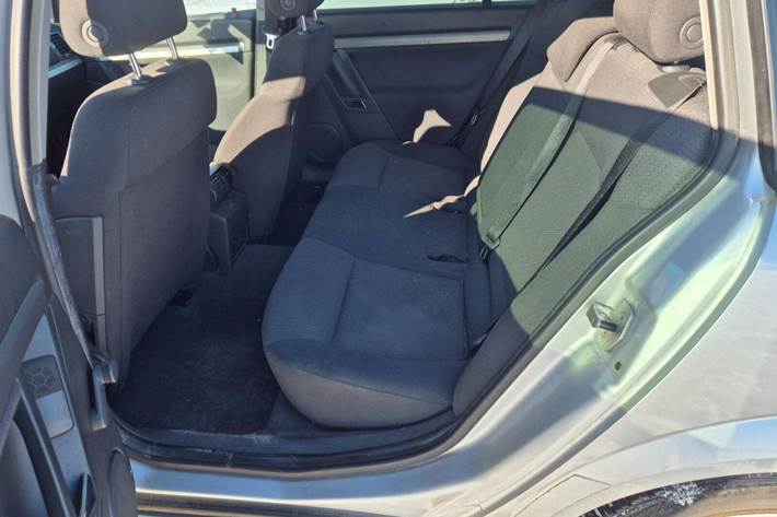 Sølv Opel Vectra fra 2007 set indefra