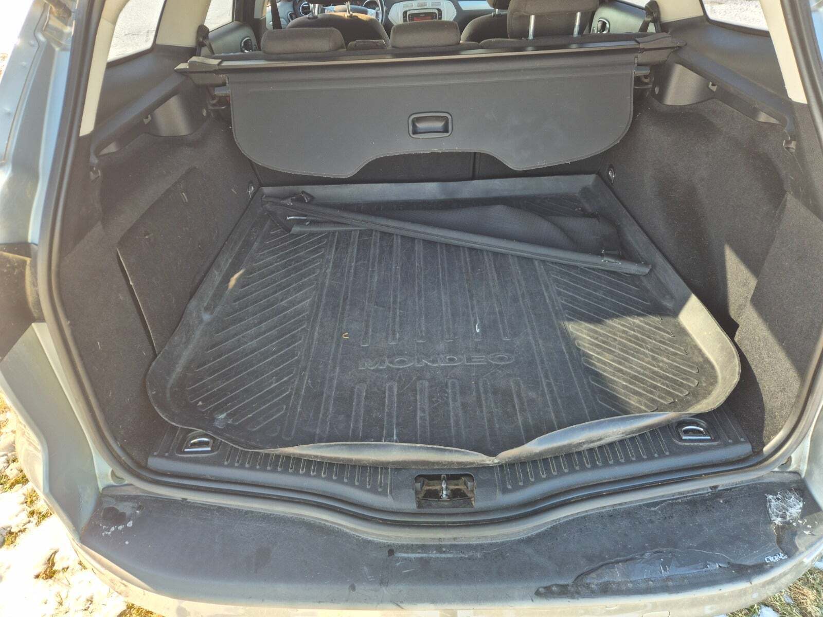 Blå Ford Mondeo fra 2010