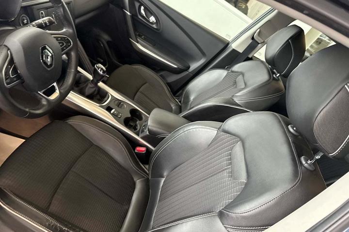 Grå Renault Kadjar fra 2016