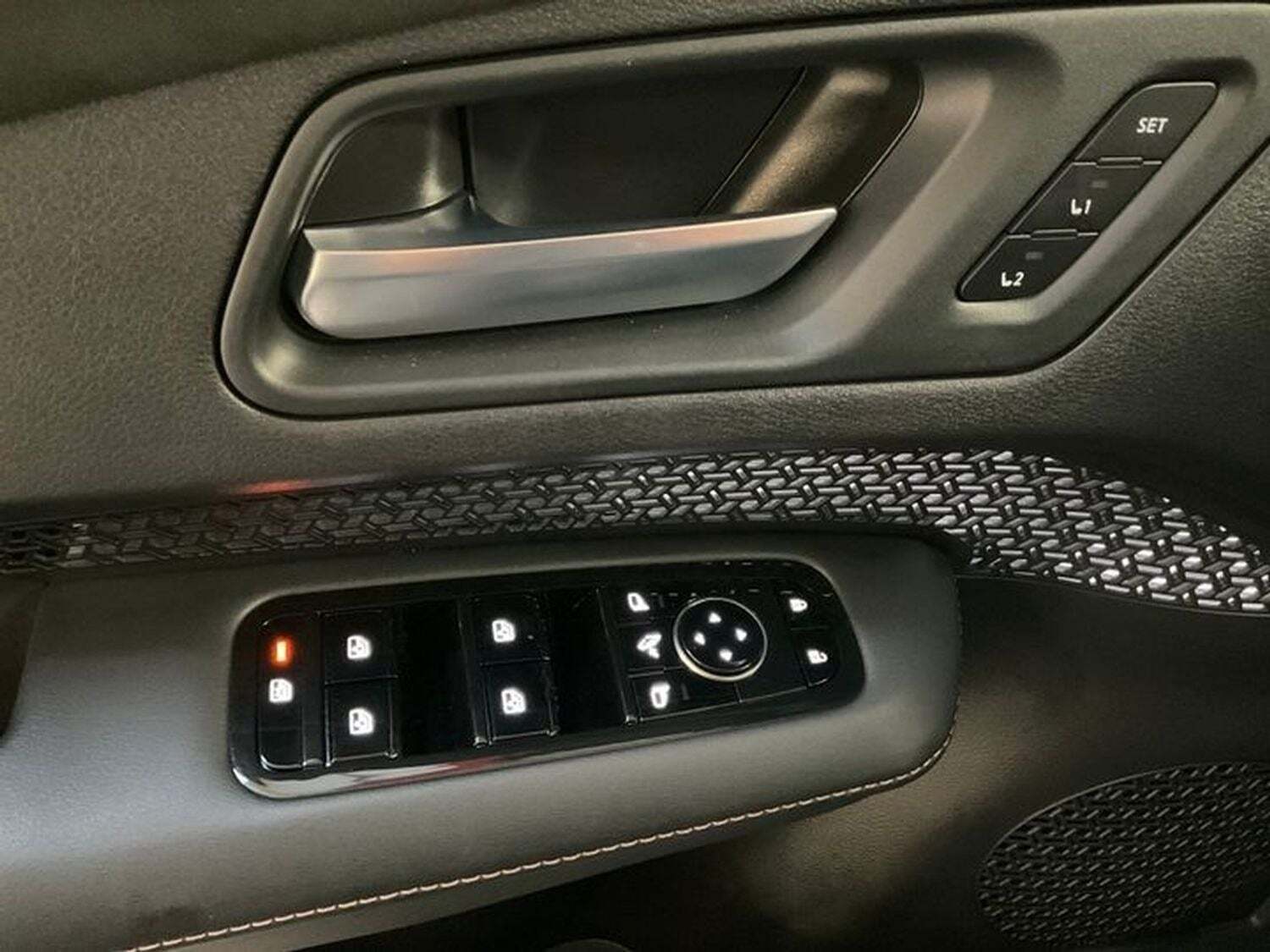 Grå Nissan Ariya fra 2024