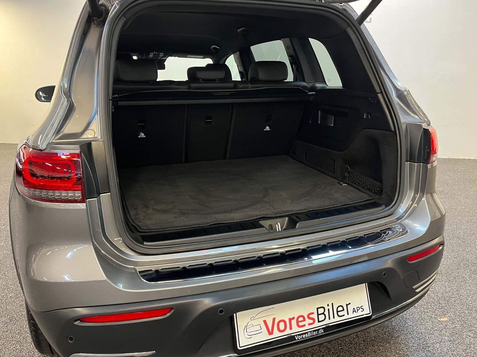 Grå Mercedes EQB250 fra 2023