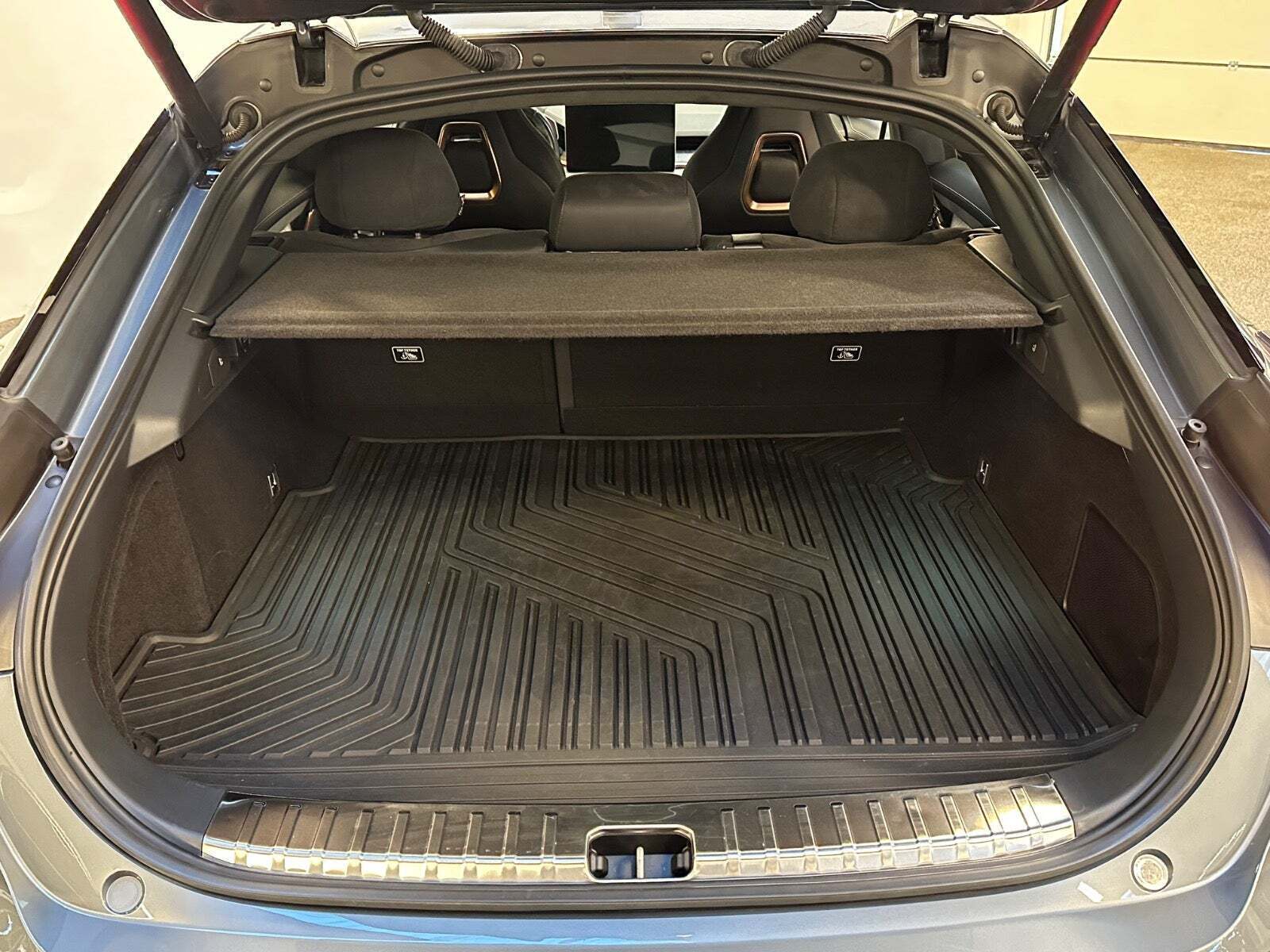 Grå Zeekr 001 fra 2024