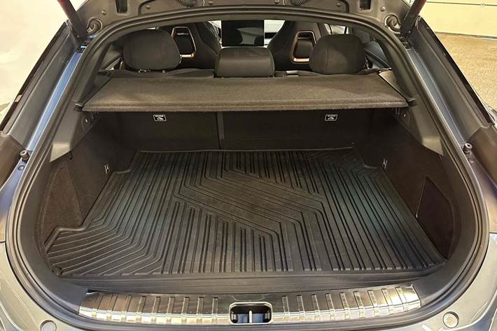 Grå Zeekr 001 fra 2024