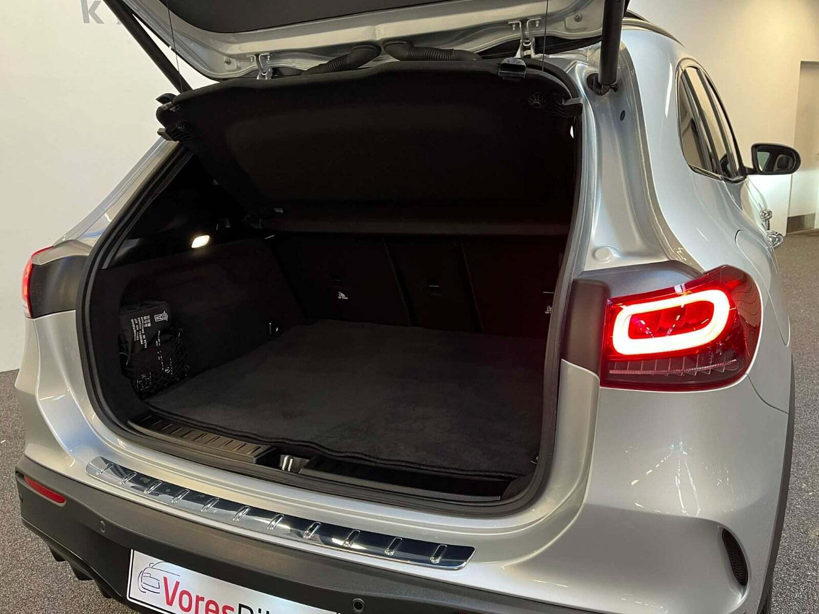 Sølv Mercedes EQA250 fra 2023